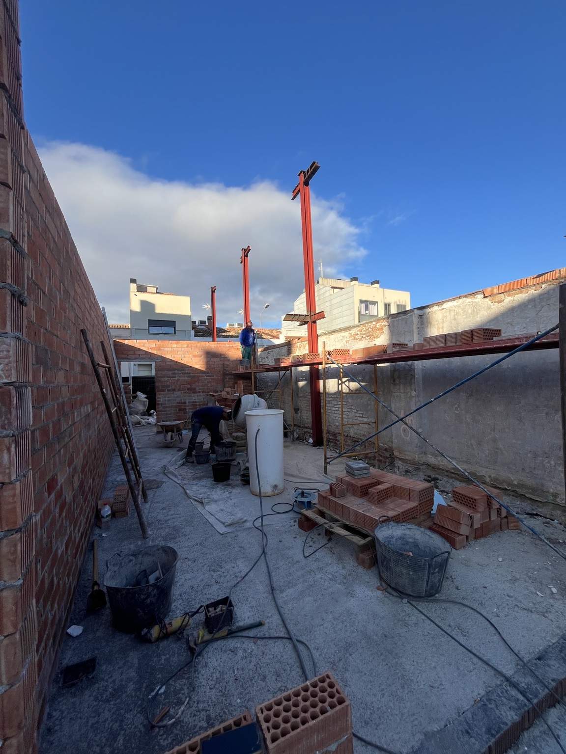 Muros y estructura auxiliar durante la ejecución de la vivienda