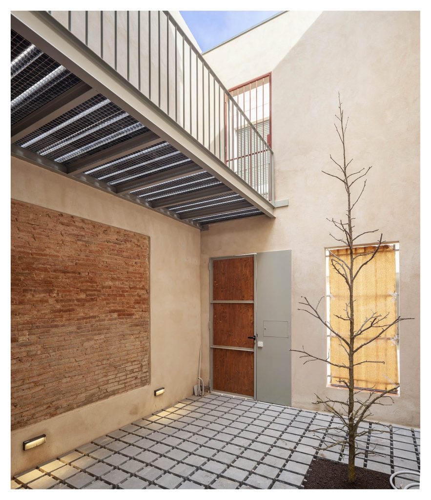 Patio interior con acabados y estructura metálica
